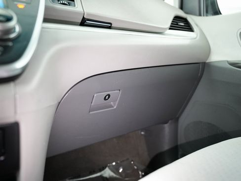 Used 2015 Toyota Sienna LE image 47