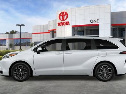 New 2026 Toyota Sienna Platinum image 5