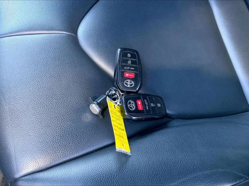 Used 2024 Toyota Highlander XLE image 14