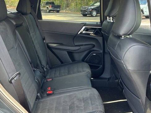 Used 2025 Mitsubishi Outlander AWD image 12