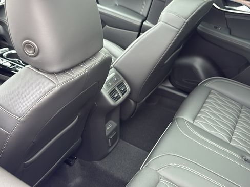 Used 2023 Buick Envision Avenir image 31