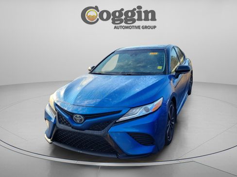 Used 2020 Toyota Camry XSE image 3