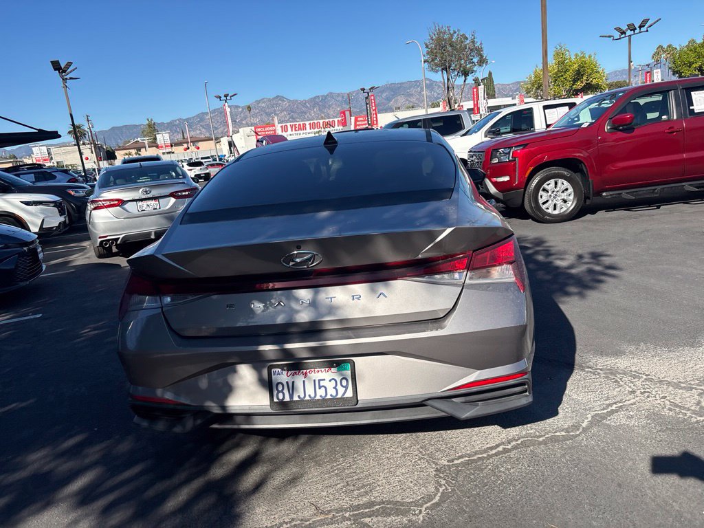 Used 2021 Hyundai Elantra SE FWD image 5