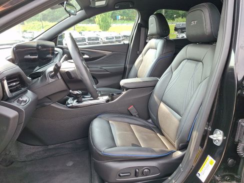 Used 2025 Buick Envista Sport Touring w/ Convenience I Package FWD image 14