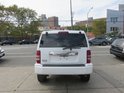 Used 2012 Jeep Liberty Limited AWD/4WD image 8