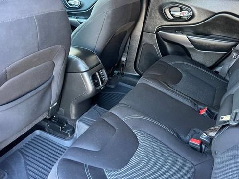 Used 2019 Jeep Cherokee Latitude w/ Popular Appearance Group AWD/4WD image 13