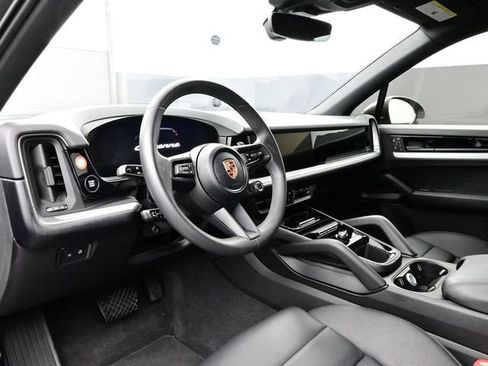 Certified 2025 Porsche Cayenne AWD/4WD image 4