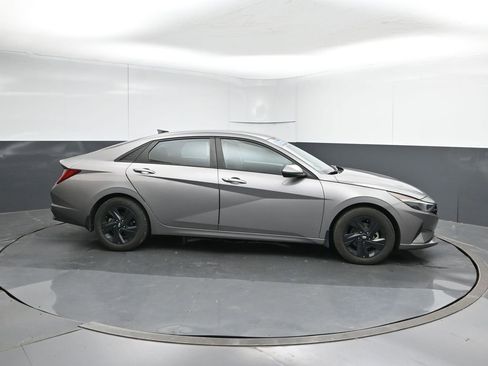 Used 2022 Hyundai Elantra Blue image 6