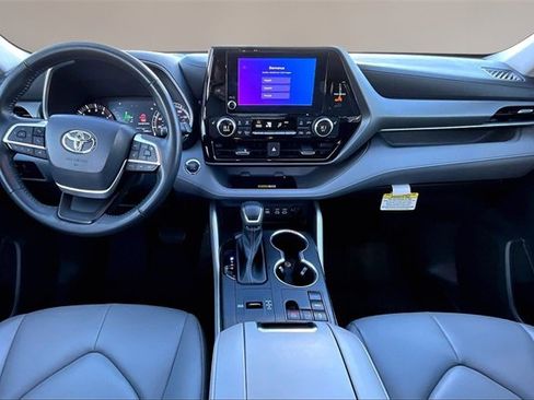 Used 2023 Toyota Highlander XLE image 7