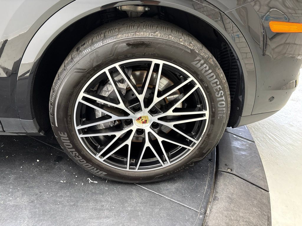 Certified 2024 Porsche Cayenne AWD/4WD image 17