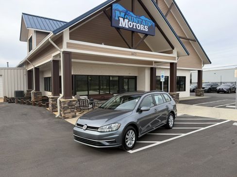 Used 2018 Volkswagen Golf S image 1