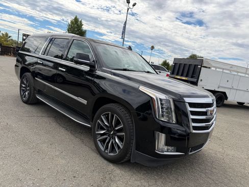 Used 2017 Cadillac Escalade ESV Luxury RWD image 7