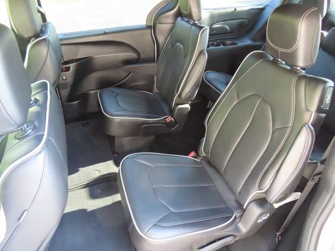 Certified 2025 Chrysler Pacifica Limited FWD image 28