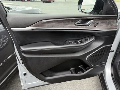 Used 2022 Jeep Grand Cherokee L Limited image 16