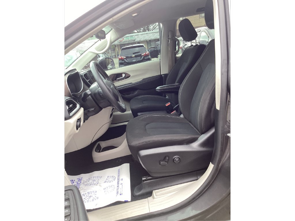 Used 2022 Chrysler Voyager LX FWD image 9