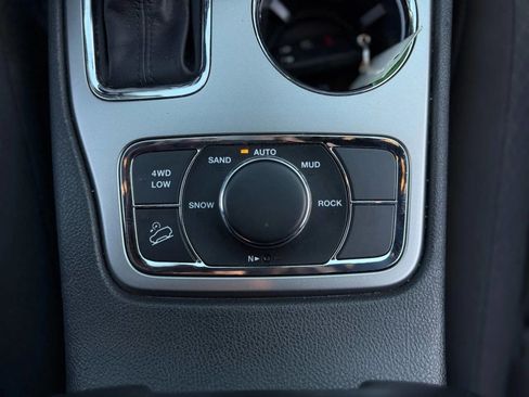 Used 2018 Jeep Grand Cherokee Laredo image 20