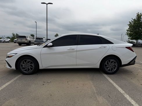 Used 2024 Hyundai Elantra SEL FWD image 8