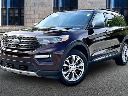 Used 2022 Ford Explorer XLT w/ Equipment Group 202A AWD/4WD image 2