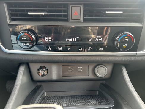 Used 2024 Nissan Rogue SV image 27