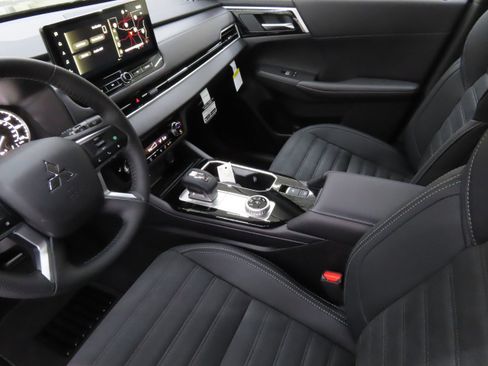 New 2025 Mitsubishi Outlander SE image 20
