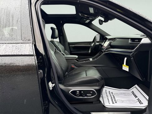 New 2025 Jeep Grand Cherokee Overland image 11