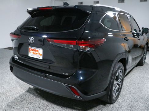 Used 2024 Toyota Highlander XLE FWD image 7