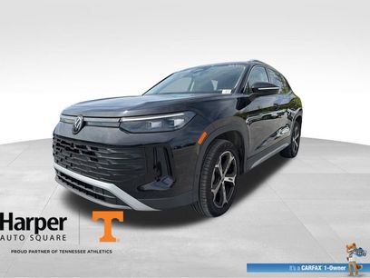 Used 2025 Volkswagen Tiguan SE w/ Panoramic Sunroof Package