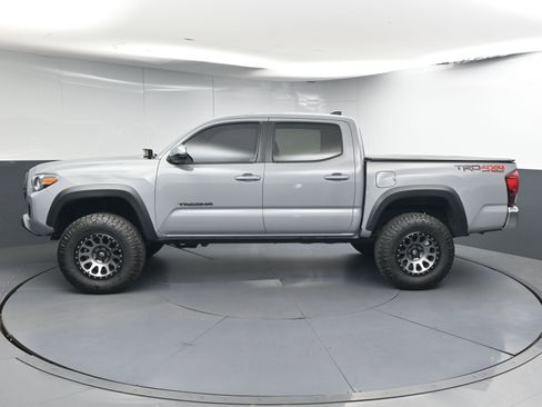 Used 2019 Toyota Tacoma TRD Off-Road AWD/4WD image 5