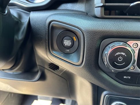 Used 2024 Jeep Gladiator Sport image 28