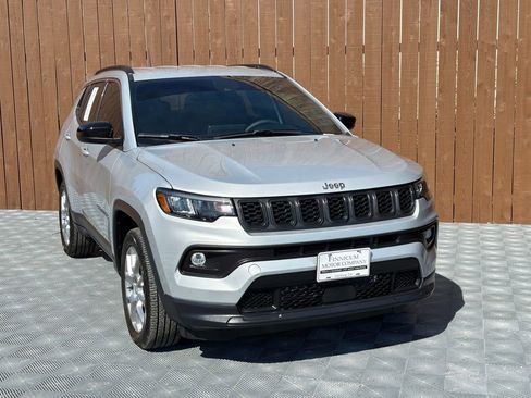 Used 2024 Jeep Compass Latitude image 11