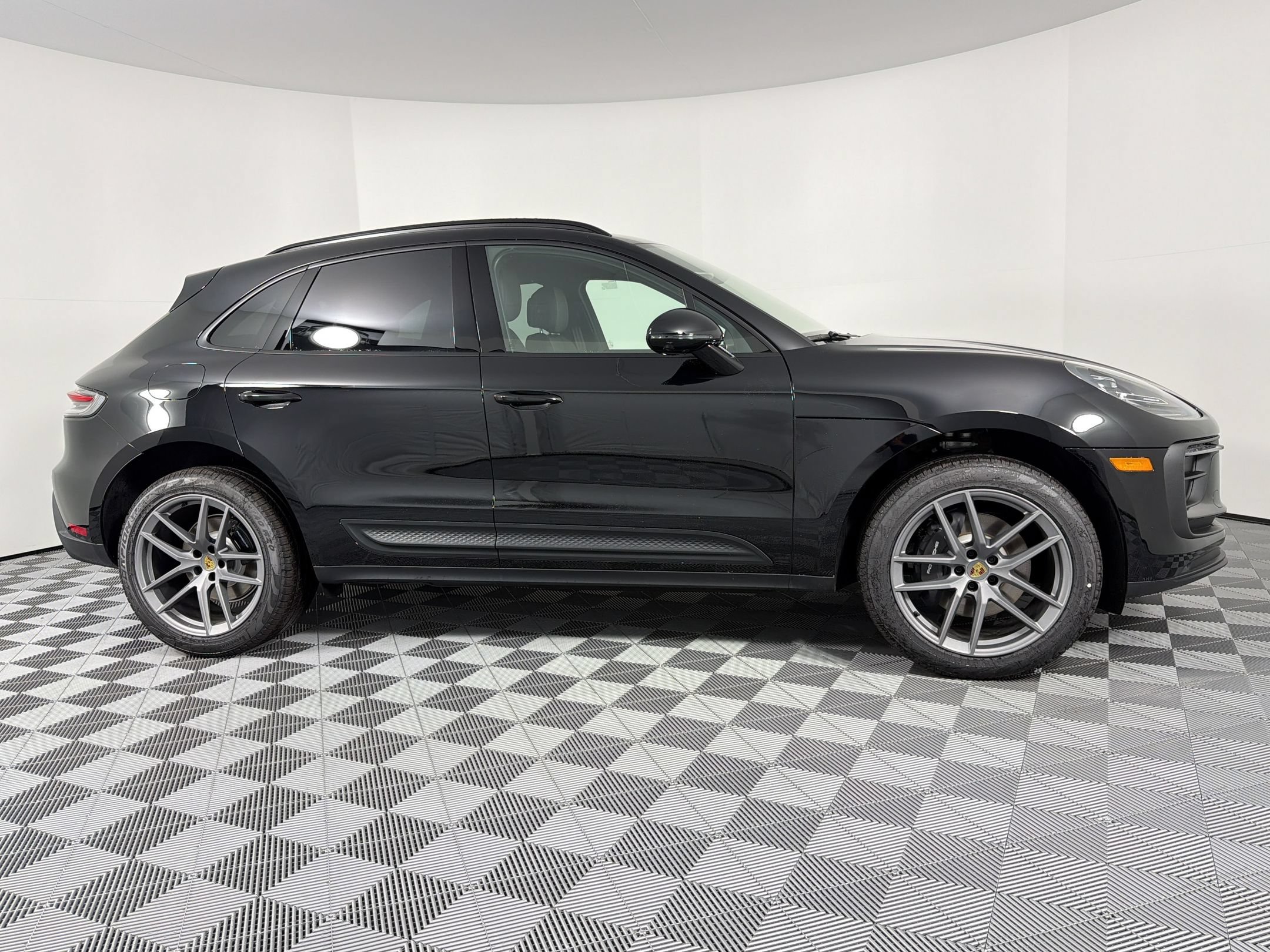 Certified 2026 Porsche Macan AWD/4WD image 12