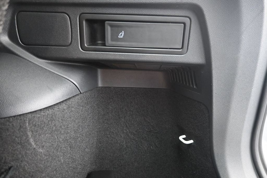 Used 2020 Volkswagen Tiguan SE FWD image 25
