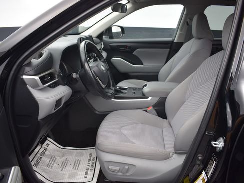 Used 2023 Toyota Highlander LE AWD/4WD image 16