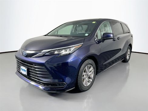 Used 2022 Toyota Sienna LE image 2