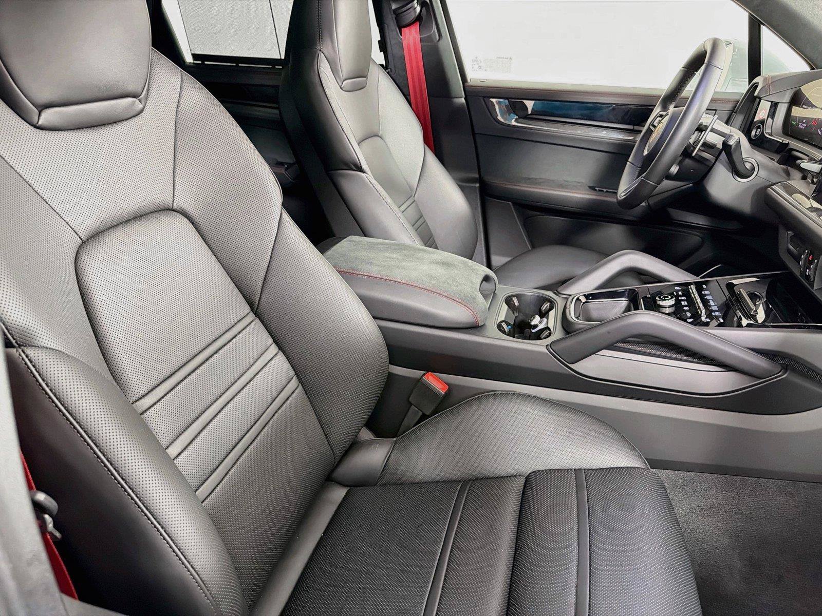 Certified 2026 Porsche Cayenne GTS AWD/4WD image 28