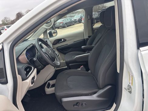 Used 2023 Chrysler Voyager LX image 29