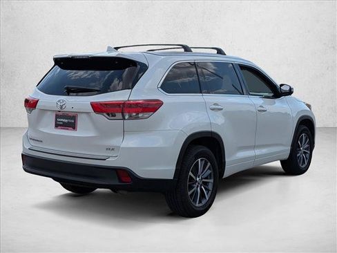 Used 2018 Toyota Highlander XLE w/ Carpet Mat Package (TMS) FWD image 5