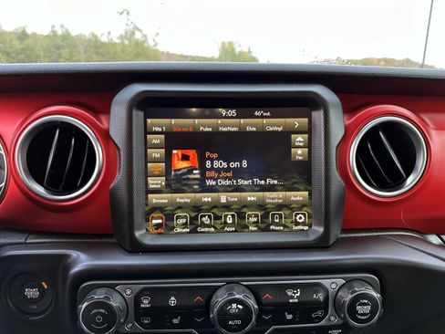 Certified 2022 Jeep Gladiator Rubicon w/ Cold Weather Group image 22