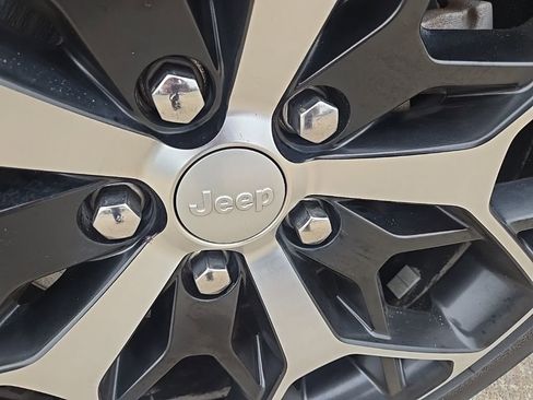 Used 2022 Jeep Grand Cherokee Summit AWD/4WD image 27