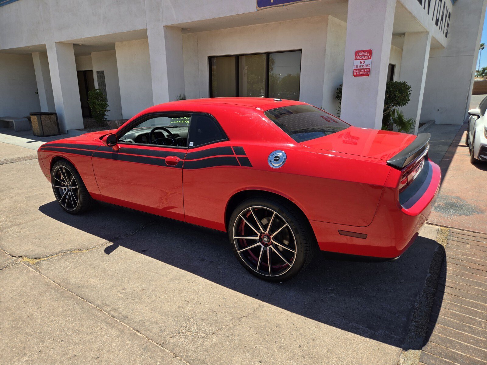 Used 2014 Dodge Challenger SXT RWD image 3