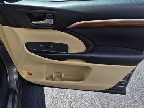 Used 2017 Toyota Highlander Limited FWD image 32