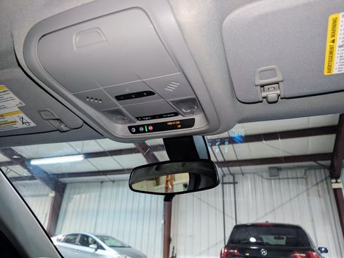 Used 2018 Chevrolet Equinox LT FWD image 36