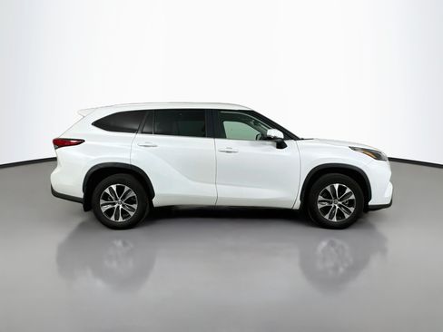 Used 2023 Toyota Highlander XLE AWD/4WD image 8