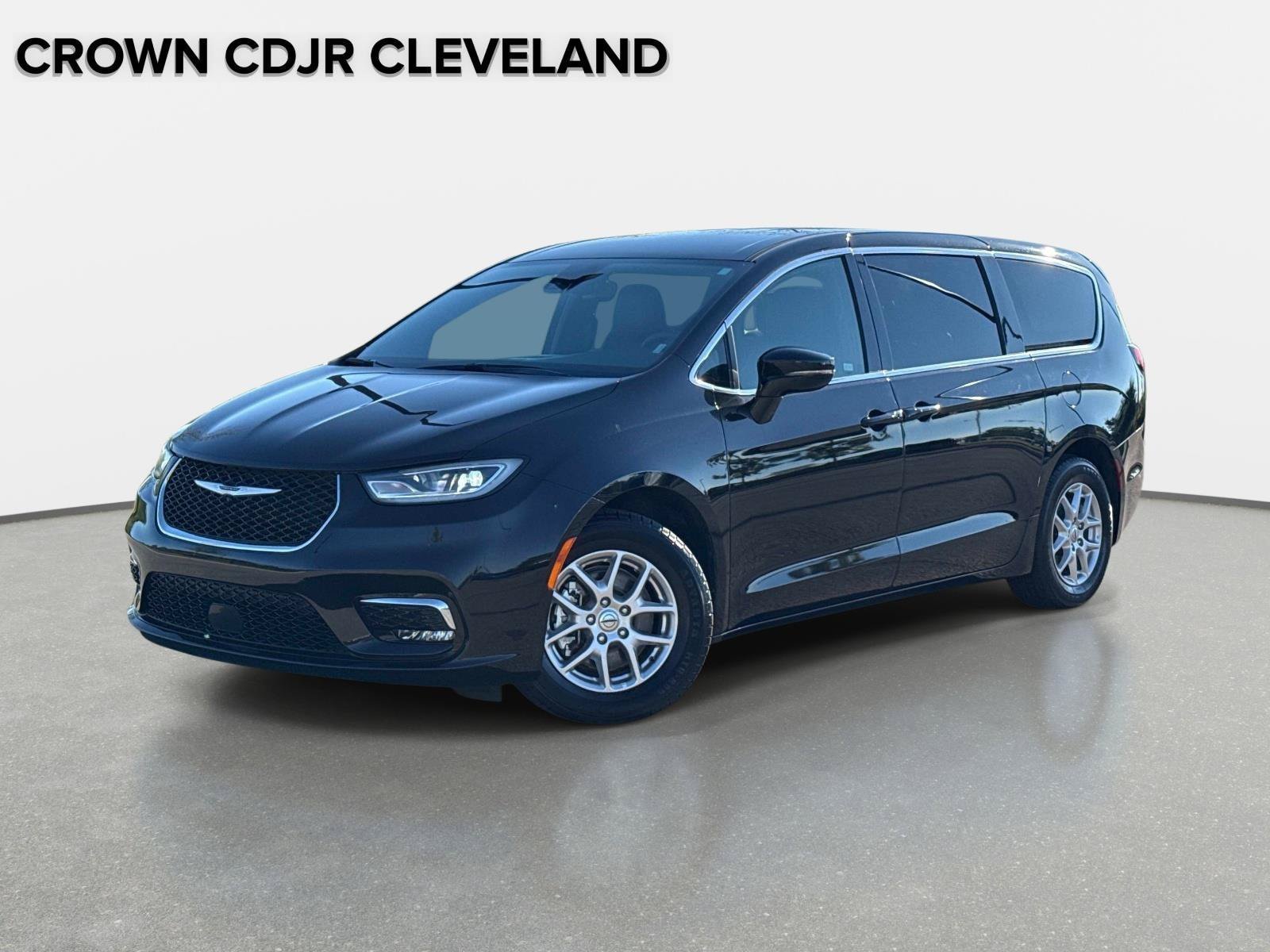 Used 2025 Chrysler Pacifica Select FWD image 1