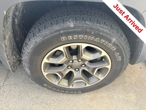 Used 2020 Jeep Cherokee Trailhawk w/ Cold Weather Group AWD/4WD image 14