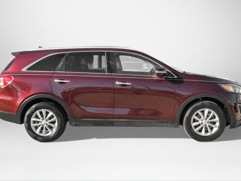 Used 2017 Kia Sorento LX w/ LX Convenience Package image 4