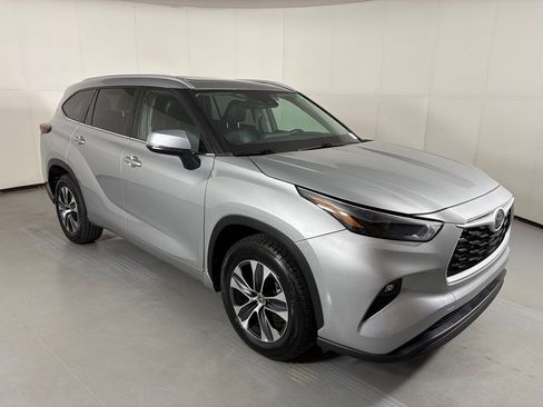 Used 2024 Toyota Highlander XLE FWD image 2
