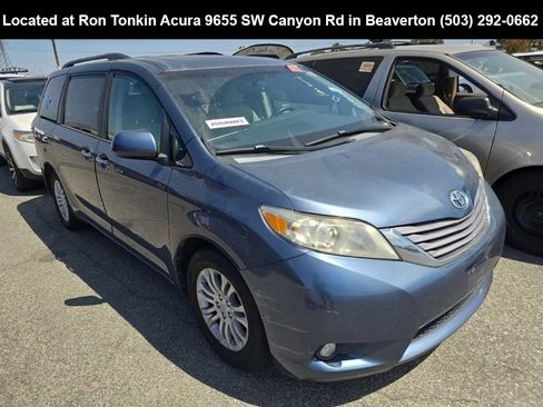 Used 2017 Toyota Sienna XLE FWD image 1