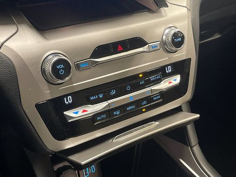 Used 2020 Ford Explorer XLT RWD image 23