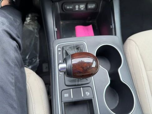 Used 2017 Kia Sorento LX w/ LX Convenience Package image 19